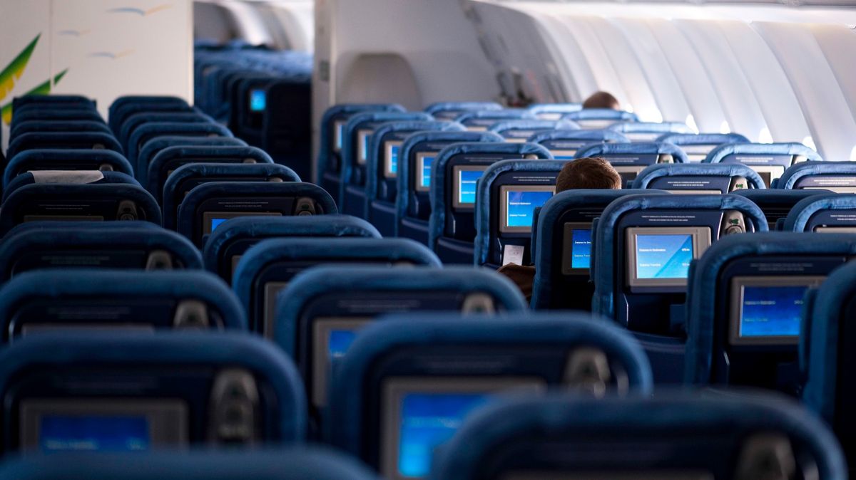 Patří sexuální scény do televize v letadlech? Pohoršená matka tepe aerolinky